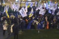 На Майдане началась новые столкновения, еще одного полицейского забрала "скорая"