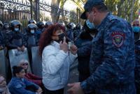 В Ереване митингующие заблокировали админздания, ставят палатки