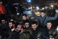 В охваченном протестами Ереване начались жесткие задержания