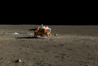 Аппарат "Чанъэ-5" впервые прислал фото флага Китая на фоне ландшафта Луны