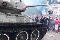 "Не зміг повернути": у Севастополі під час параду танк окупантів ледь не в'їхав у натовп глядачів