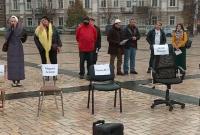 В Киеве устроили акцию "Пустые стулья" в поддержку украинских политзаключенных