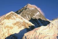 Ученые нашли микропластик на вершине Эвереста