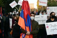 Ситуация в Карабахе: в Ереване протестующие перекрыли дороги, возникли стычки с полицией