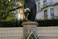 К памятнику Владимиру Великому в Лондоне возложили цветы от имени Зеленского