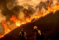 В Калифорнии десятки людей оказались в ловушке из-за лесных пожаров, есть раненые