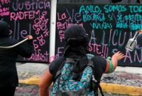 В Мексике протестующие против насилия над женщинами подожгли правительственное здание