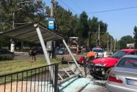 В Одессе водитель BMW влетел в остановку общественного транспорта, есть пострадавшие