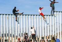 В США беспрецедентно выросло количество мигрантов на границе с Мексикой
