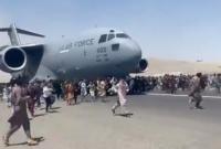 США приостановили эвакуацию из аэропорта Кабула на фоне хаоса на взлетной полосе