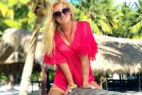 “Немного повеселились“: Ирина Федишин в бикини устроила смелую фотосессию с мужем на пляже