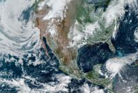 Спутник показал охваченную со всех сторон штормами Северную Америку