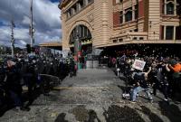 Митинги против изоляции в Австралии: в Мельбурне произошли столкновения протестующих с полицией