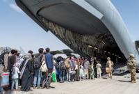 Эвакуация из аэропорта Кабула на финальном этапе на фоне предупреждений США об угрозе новых атак
