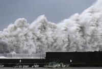 Майже 300 тисяч жителів Японії евакуюють через тайфун