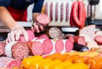 В Украине почти не осталось качественной колбасы: что производители добавляют в продукт вместо мяса
