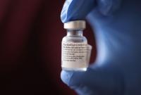В BioNTech заявили, что бустерная прививка от COVID увеличивает защиту от штамма "Омикрон"
