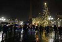 В Ватикане зажгли рождественскую елку на площади Святого Петра