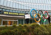 Тибетские студенты приковали себя к олимпийским кольцам возле здания МОК