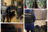 Наркотики, зброя, елітне авто: поліція Київщини затримала 21-річного мажора, який організував злочинне угруповання наркоторговців