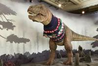 У Лондоні музей природознавства одягнув тиранозавра Рекса в різдвяний светр