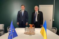Кулеба встретился с Бореллем: ЕС усилит поддержку Украины на фоне агрессии РФ