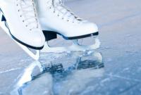 Каталась на коньках: в Киеве спасли женщину, которая провалилась под лед