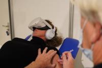 Для тех, кому страшно: в Нидерландах проводят COVID-вакцинацию в очках виртуальной реальности