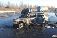 На трассе под Киевом после столкновения загорелся автомобиль. Пострадала семья с двумя маленькими детьми