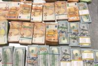 Иностранки пытались вывезти из Украины валюты на ₴15 миллионов и партию украшений