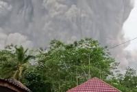 Извержение вулкана в Индонезии: один человек погиб и десятки пострадали