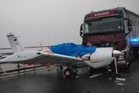 У Німеччині літак аварійно сів на мосту і потрапив під колеса фури