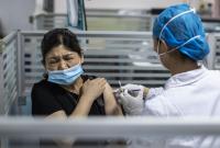 Власти Китая угрожают ограничительными мерами для непривитых от коронавируса