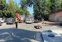 В Киеве в тройном ДТП погибла водитель мопеда: ее тело спасатели достали из-под грузовика
