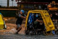 Мощные ливни затопили столицу Филиппин - эвакуируют тысячи жителей