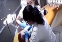 Стоматологу из Ровно, которая била детей, аннулировали лицензию