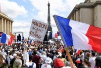 По всей Франции начались протесты против санитарных пропусков и обязательной вакцинации