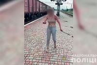 Женщина разгуливала по улице с ножом и порезала полицейского: ее проверят в спецучреждении