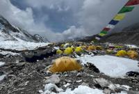 Альпинисты с Эвереста не могут вернуться домой из-за ограничений введенные Непалом