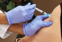 Половина взрослого населения Франции получила первую прививку от коронавируса