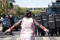 В Бразилии полиция разогнала протесты слезоточивым газом: в толпе были дети и старики