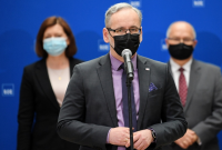 Правительство Польши позволило ходить без масок на свежем воздухе
