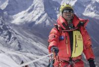 Первый слепой китайский альпинист поднялся на Эверест