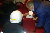 В Ивано-Франковске спасателям пришлось вызволять мальчика, который застрял в кресле кинотеатра