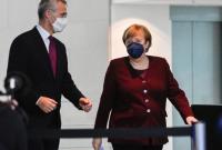 Генсек НАТО встретился с Меркель, чтоб обсудить “миграционный кризис” и российские войска возле Украины