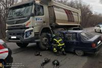 Смертельна ДТП у Кривому Розі: на об'їзній дорозі вантажівка переїхала легковик