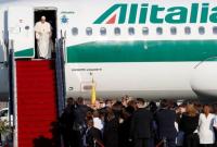 Папа Франциск прибыл в Венгрию в первом зарубежном турне после операции