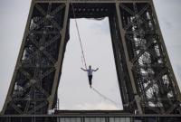 На высоте 70 метров: француз прошелся по канату между Эйфелевой башней и театром Шайо