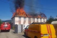На Закарпатье горит дом гостиничного типа. Пожарные спасли мужчину