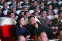 Жена Ким Чен Ына впервые появилась на публике после года отсутствия: они посетили театр